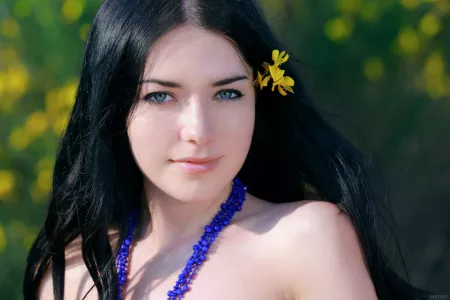 Летняя эротика: Оливия Ф. на свежем воздухе